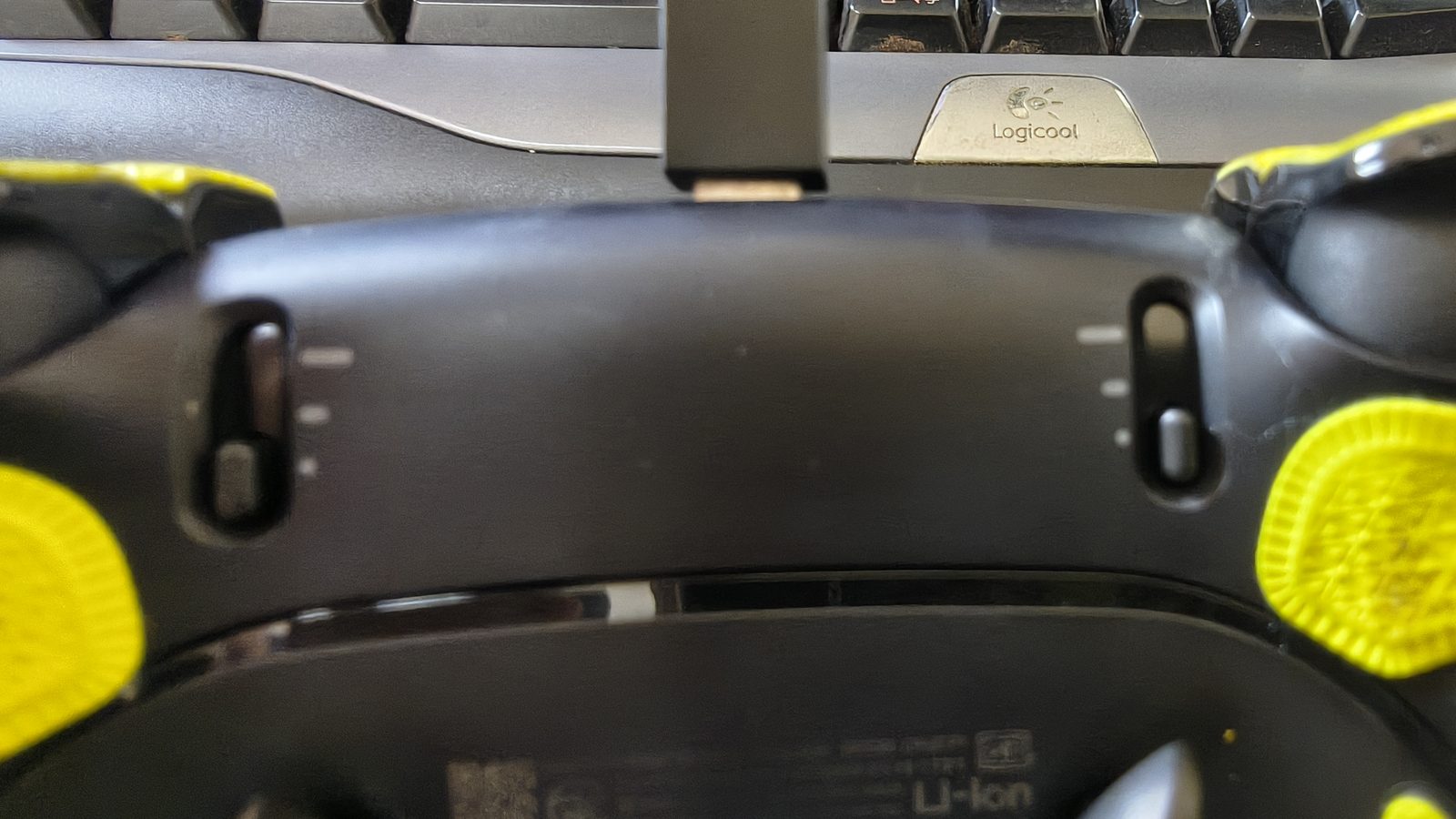 DualSense Edgeのトリガーストップのスイッチ。左右とも一番手前(短)の位置にしている