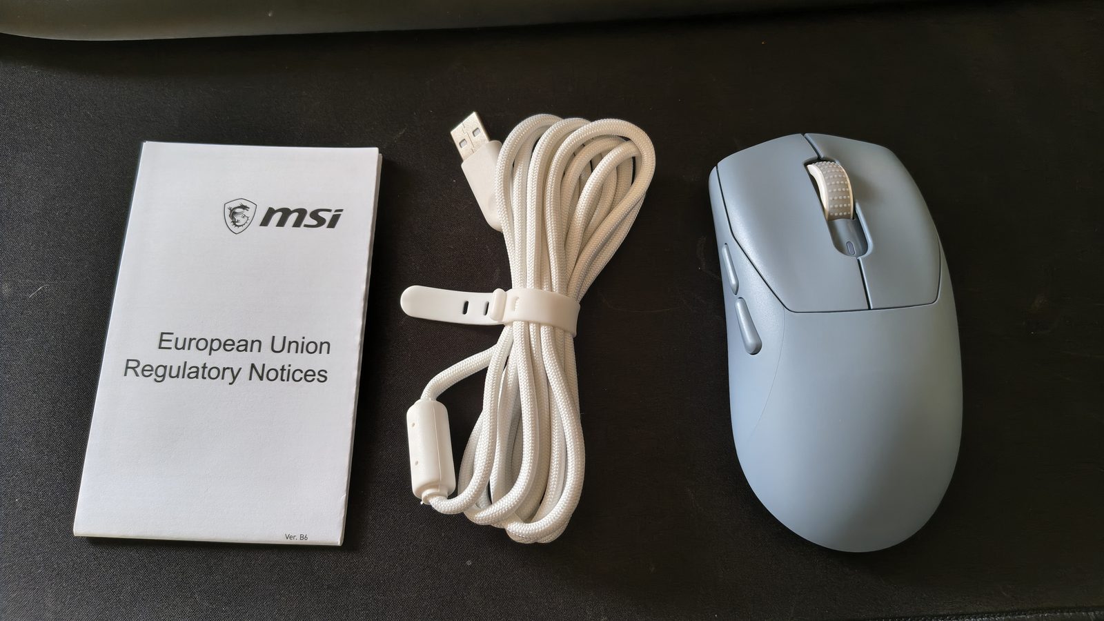 MSI FORGE GM340 WIRELESSの付属品一式(説明書・編み込みUSBケーブル・本体)