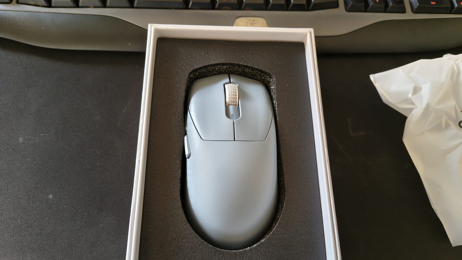 袋から取り出したMSI FORGE GM340 WIRELESS本体(SKYカラー)