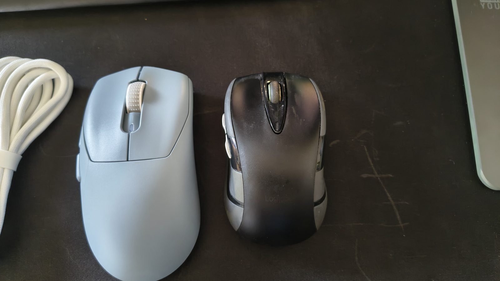 MSI FORGE GM340 WIRELESS(左)と、これまで使っていた小さめのマウス(右)の大きさ比較